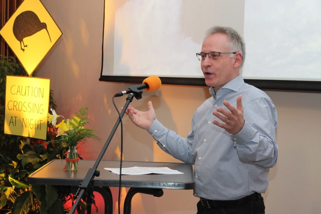 Pastor Bernd Wahlmann predigt über die Schlange, das Kreuz und uns