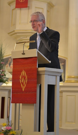 Gemeinschaftsinspektor Gerhard Stolz spricht beim Brackeler TREFFPUNKT-Gottesdienst zum Thema „Fan oder Nachfolger?"