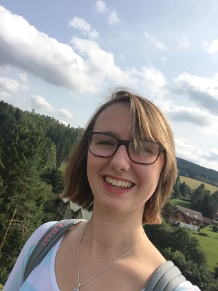 Julia Dohl, Studierende an der Evangelistenschule Johanneum in Wuppertal, spricht beim TREFFPUNKT-Gottesdienst in Brackel zum Thema „Ein Neuanfang am Brunnen“.