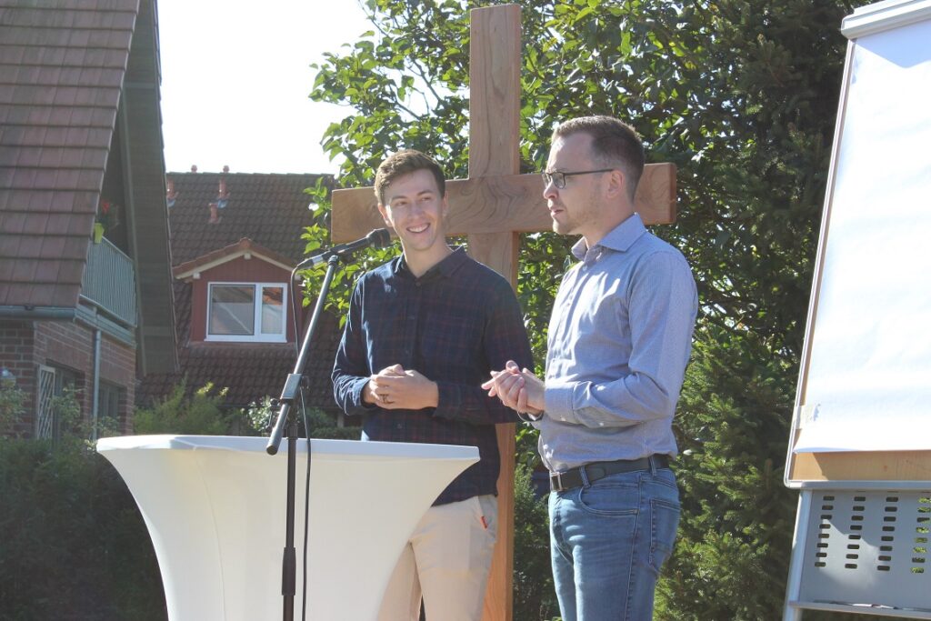 Lukas Güth, EC-Jugendreferent, - links auf dem Foto- spricht beim TREFFPUNKT-
Gottesdienst in Brackel zum Thema „Jesus ist ein schlechter Türsteher“.
